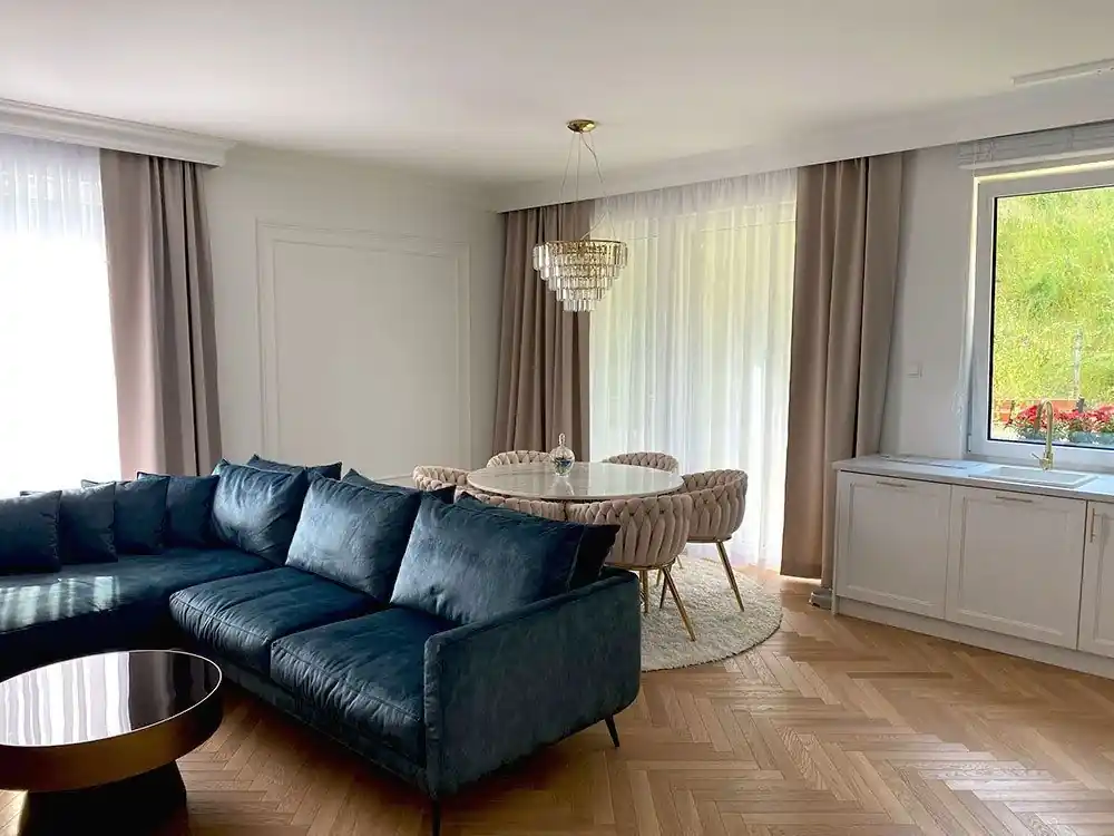 Klasyczny salon z ramkami na ścianie