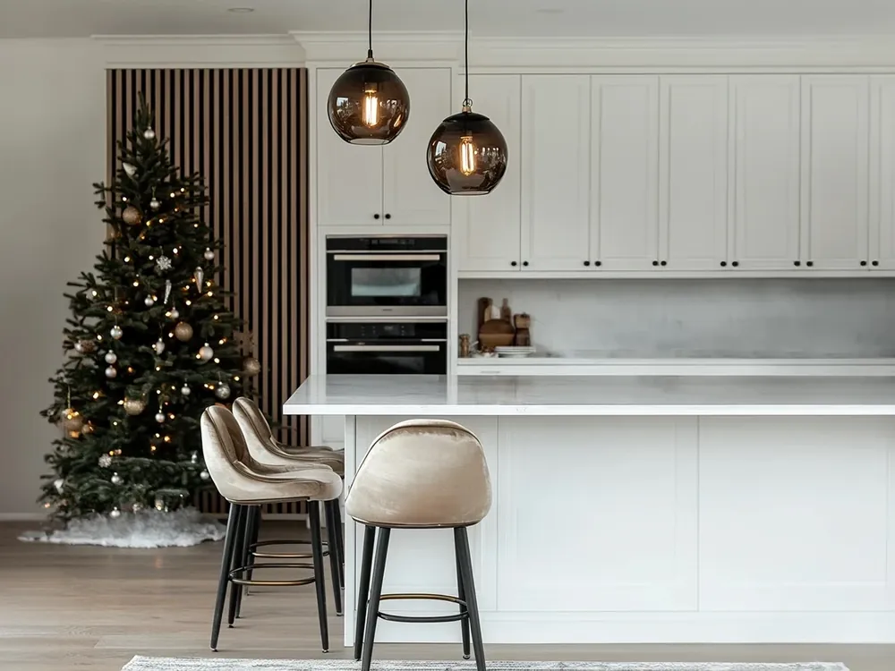 Świąteczna kuchnia w stylu modern classic z eleganckimi lamelami