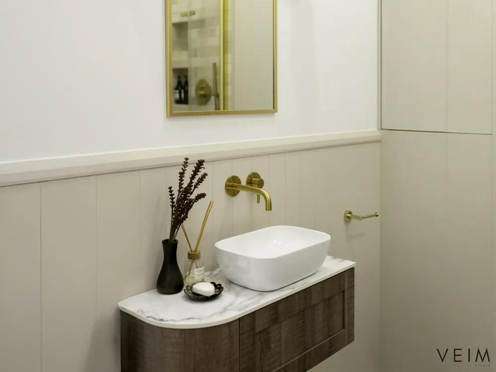 Rustykalna elegancja – łazienka w stylu modern farmhouse